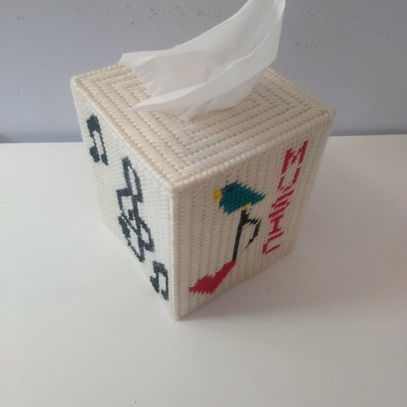 Music themed Tissue Box - crochet style/plastic canvas - Picture 4 of 12